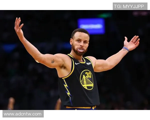 体格健壮的足球明星新人崭露头角引发球迷热议与期待