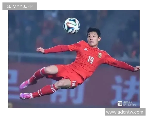 足球明星化身老头踢球搞笑视频引发网友热议与欢笑 足球明星化身老头踢球搞笑视频引发网友热议与欢笑